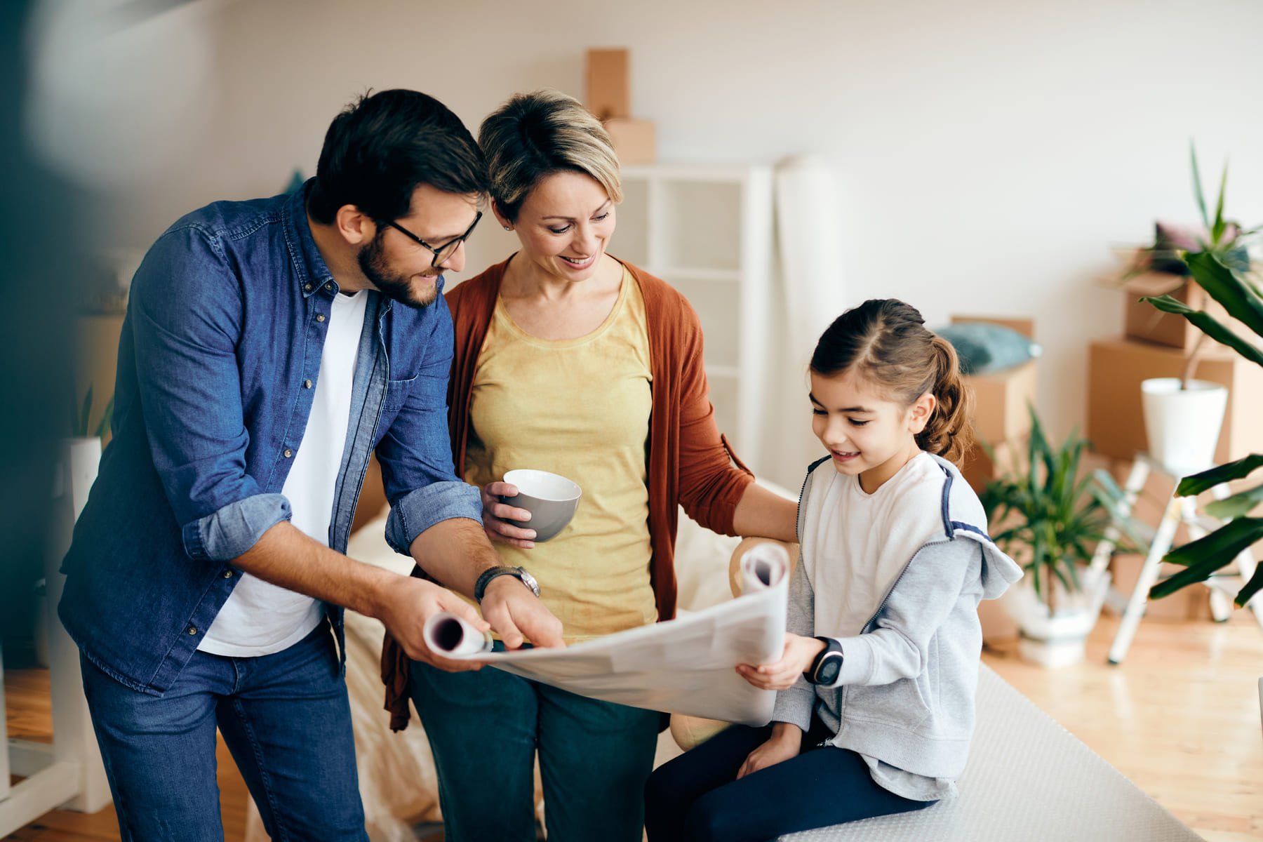 familia-feliz-pasando-por-planes-de-vivienda-mientras-se-muda-un-nuevo-hogar (1) (1)